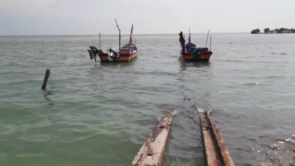 Perak Malaisie Juin 2023 Scène Pêcheurs Abritant Leurs Bateaux Long — Video