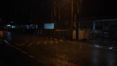 Sokak sahnesinde gece yağmuru.