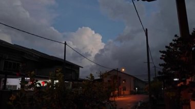 Sokak sahnesinde gece yağmuru.