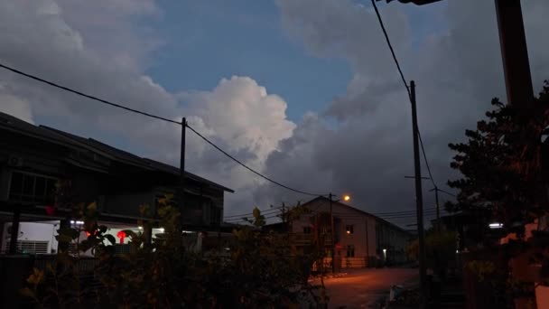 Νυχτερινή Βροχή Στην Κατοικημένη Σκηνή Του Δρόμου — Αρχείο Βίντεο