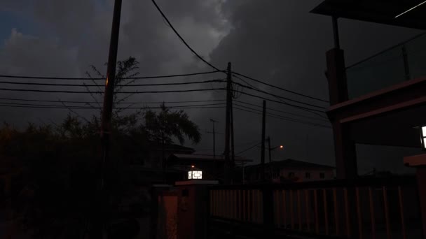 住宅区街道上的夜雨 — 图库视频影像