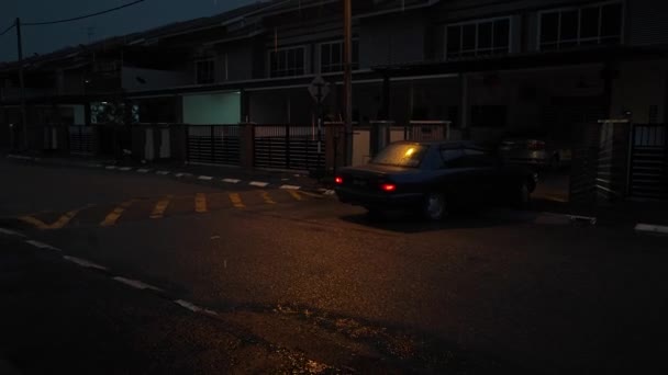Chuva Noturna Cena Rua Residencial — Vídeo de Stock