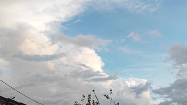 Sabahın erken saatlerinde mavi gökyüzüne bakarken.