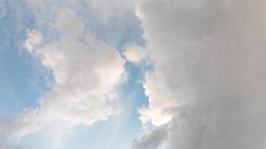 Sabahın erken saatlerinde mavi gökyüzüne bakarken.