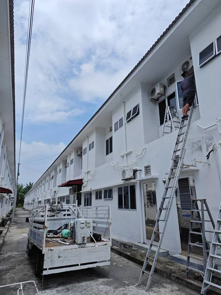 马来西亚 波拉克 2023年7月4日 工人们爬上二楼 为Kg Koh的Taman Mas 1住宅的出口空调设备提供服务 — 图库照片