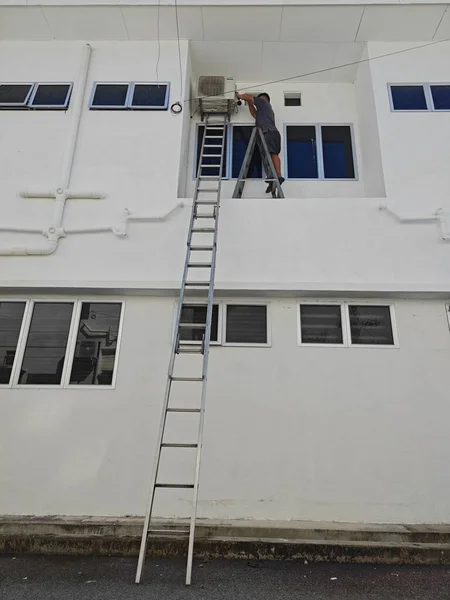 Perak Malaysia July 4Th 2023 Worker Climbed High Second Storey — Stock Photo, Image
