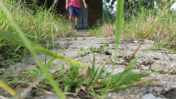 田舎道を一人で歩く男性モデルは — ストック動画