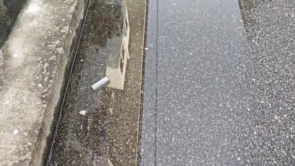 Reflektierendes Regenwasser Auf Der Asphaltstraße — Stockvideo