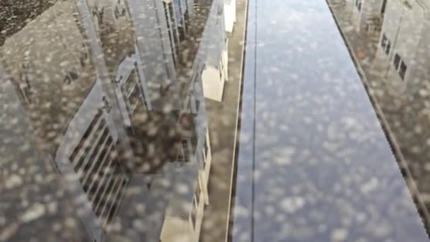 Отражающая Застойная Дождевая Вода Асфальтовой Улице — стоковое видео