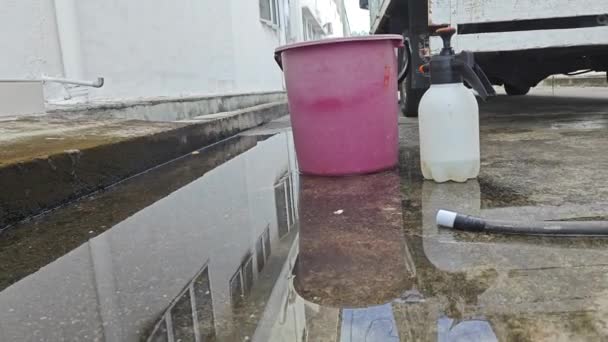 Ανακλαστικό Στάσιμο Βρόχινο Νερό Στην Άσφαλτο Δρόμο — Αρχείο Βίντεο