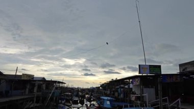 Perak, Malezya. 13 Temmuz 2023: Bagan Datok, Sungai Burung 'daki bataklık sahilindeki köy limanı boyunca kalabalık balıkçı tekneleri sahnesi.