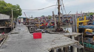 Perak, Malezya. 13 Temmuz 2023: Bagan Datok, Sungai Burung 'daki bataklık sahilindeki köy limanı boyunca kalabalık balıkçı tekneleri sahnesi.