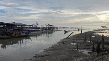 Perak, Malezya. 13 Temmuz 2023: Bagan Datok, Sungai Burung 'daki bataklık sahilindeki köy limanı boyunca kalabalık balıkçı tekneleri sahnesi.