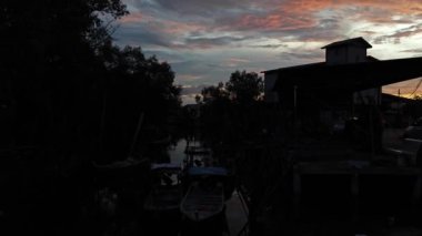 Sokakta güzel kırmızı günbatımı gökyüzüne bakarken