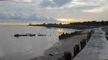 Akşam sahnesi alçak bataklık sahilinde