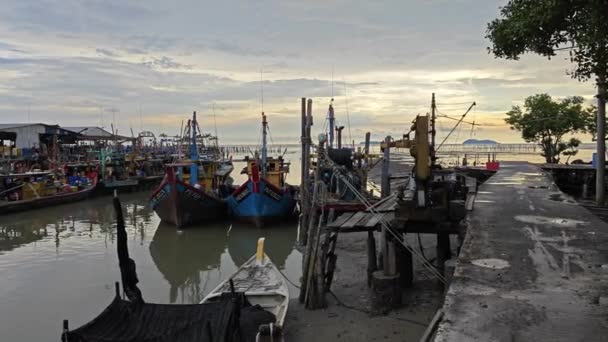 Perak Malasia Julio 2023 Escena Embarcaciones Pesca Atestadas Largo Del — Vídeos de Stock