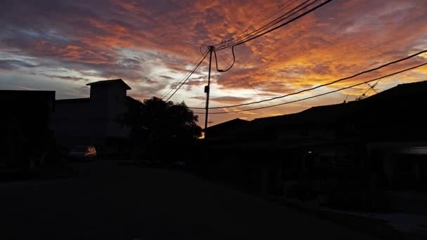 在街上望着美丽的红色落日的天空 — 图库视频影像