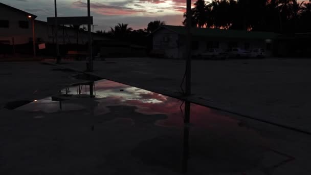 Sokakta Güzel Kırmızı Günbatımı Gökyüzüne Bakarken — Stok video