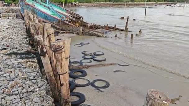 Покинуті Рибальські Човни Розпадаються Болотному Пляжі — стокове відео