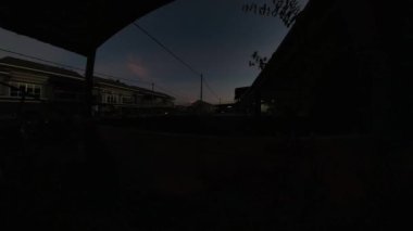 Değişen havanın hızlanması balkon verandasından dışarı bakıyor.