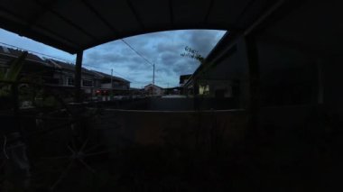 Değişen havanın hızlanması balkon verandasından dışarı bakıyor.