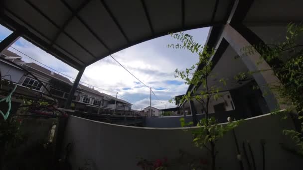 발코니에서 내다보는 날씨의 변화를 촬영하는 — 비디오