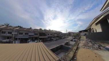 Değişen havanın tavan balkonundan dışarı baktığı zaman atlaması.