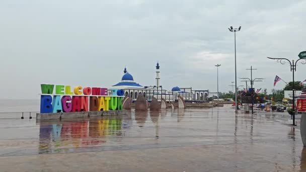 Perak Malaysia July 2023 Scene Empty Street Floating Mosque Waterfront — Stock Video
