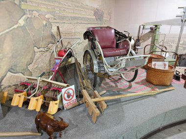 Perak, Malezya. 19 Temmuz 2023: Selangor 'daki Sechinchan Paddy Galerisi' ndeki fabrika galerisinde hasat mevsimine kadar çeltik ekimde kullanılan antika eşya veya ekipman koleksiyonları sergilendi.