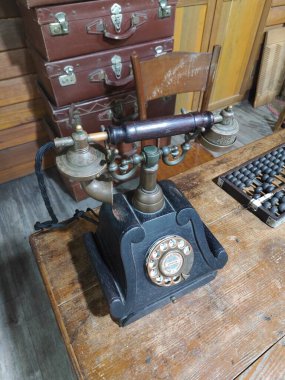 Perak, Malezya. 19 Temmuz 2023: Selangor 'daki Sechinchan Paddy Galerisi' ndeki fabrika galerisinde hasat mevsimine kadar çeltik ekimde kullanılan antika eşya veya ekipman koleksiyonları sergilendi.