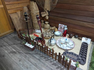 Perak, Malezya. 19 Temmuz 2023: Selangor 'daki Sechinchan Paddy Galerisi' ndeki fabrika galerisinde hasat mevsimine kadar çeltik ekimde kullanılan antika eşya veya ekipman koleksiyonları sergilendi.
