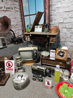 Perak, Malezya. 19 Temmuz 2023: Selangor 'daki Sechinchan Paddy Galerisi' ndeki fabrika galerisinde hasat mevsimine kadar çeltik ekimde kullanılan antika eşya veya ekipman koleksiyonları sergilendi.