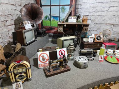 Perak, Malezya. 19 Temmuz 2023: Selangor 'daki Sechinchan Paddy Galerisi' ndeki fabrika galerisinde hasat mevsimine kadar çeltik ekimde kullanılan antika eşya veya ekipman koleksiyonları sergilendi.