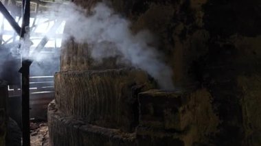 Kömür ocağı kapları saf karbon üretmek için kömürleşme ya da ahşap yakma