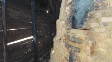 Kömür ocağı kapları saf karbon üretmek için kömürleşme ya da ahşap yakma