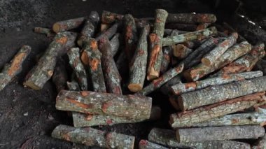Kömür ocağı kapları saf karbon üretmek için kömürleşme ya da ahşap yakma