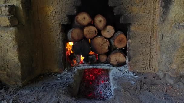 木炭の炉の容器は純粋な炭素を作り出すために木の炭化か燃焼する — ストック動画