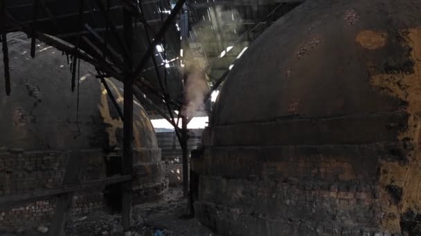 木炭の炉の容器は純粋な炭素を作り出すために木の炭化か燃焼する — ストック動画