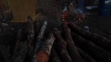 Kömür ocağı kapları saf karbon üretmek için kömürleşme ya da ahşap yakma