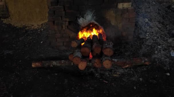 碳化或燃烧木柴以产生纯碳的炭窑容器 — 图库视频影像