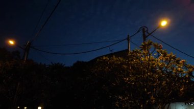 Sokak lambası şafakta asfalt yolu aydınlattı.