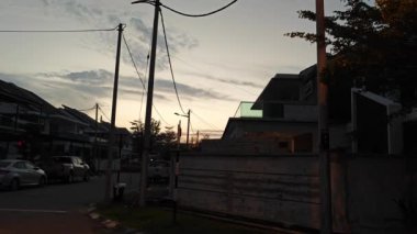 Sokak lambası şafakta asfalt yolu aydınlattı.