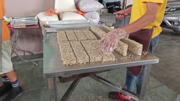 马来西亚色兰哥市 2023年7月19日 在谢钦的米香汤小摊上 销售和顾客购买米片脆脆饼干的镜头 — 图库视频影像