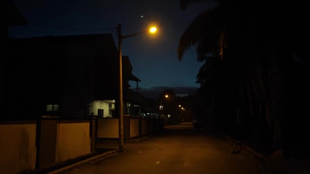 Φως Του Δρόμου Φώτισε Τον Ασφαλτοστρωμένο Δρόμο Την Αυγή — Αρχείο Βίντεο
