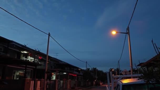 Уличный Свет Освещал Асфальтовую Дорогу Рассвете — стоковое видео