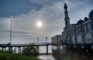 Perak, Malezya, 1 Ağustos 2023: Bagan Datuk Rıhtım Bölgesi 'nde günün farklı saatlerinde çekilmiş yüzen Tuminah Camii' nin ünlü mimari manzarası.