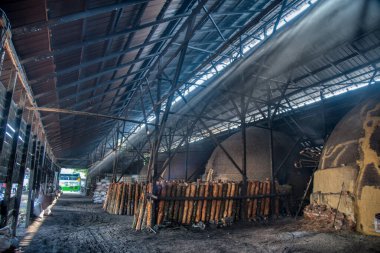 Mangal kömürü sahnesi ya da fırının içindeki çiğ odunu pişirme sahnesi