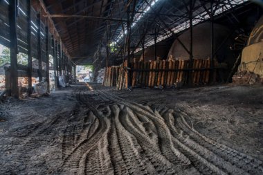 Mangal kömürü sahnesi ya da fırının içindeki çiğ odunu pişirme sahnesi