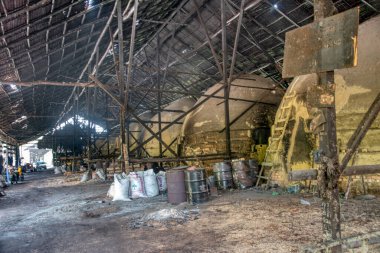 Perak, Malezya. 7 Ağustos 2023: Kelubung Kömür Fabrikası 'nda saf karbona dönüşmek için fırının içinde kömür üretimi ve ham odun pişirme sahnesi  