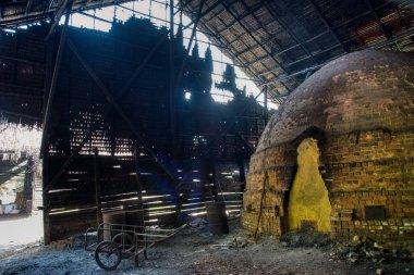 Kömürün işlendiği iglo şekilli ya da fırın.